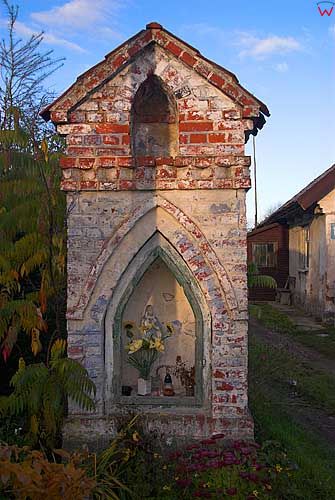 Kapliczka we wsi Troszkowo.